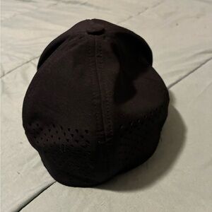 Adidas  Black White Mesh Cap Hat Size S/M
90pct polyester 10 pct spandex